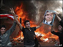 Militantes pró-governo queimam sede do partido Baath, pró-Síria