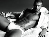 贝克汉姆给阿玛尼内衣拍广告