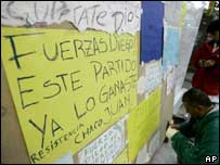 Cartazes em apoio a Maradona na clínica onde ele está internado