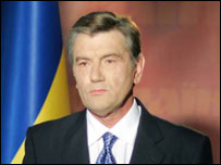 Віктор Ющенко з прапором. Фото УНІАН