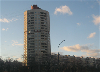 Nhiều tòa nhà mới mọc lên ở ngoại ô Matxcơva để thế chỗ cho những khu nhà chung cư cũ kỹ còn sót lại từ thời Xô Viết. 