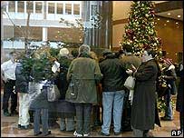 बर्नार्ड मैडॉफ़ के न्यूयॉर्क कार्यालय में जमा हुए निवेशक