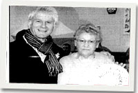 Alwyn Humphries yn cyflwyno'r plat i Eirlys Morris