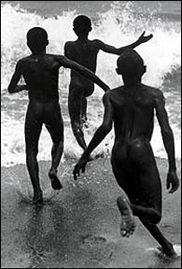 Fotografia tirada por Martin Munkacsi no lago Tanganyka, na África central.