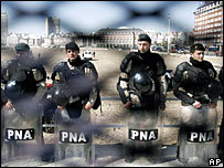 ماموران امنيتی در برابر محل برگزاری اجلاس