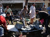 З місця вибуху виносять тіло загиблого