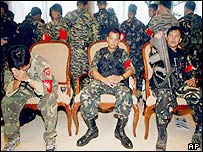 Soldados filipinos depois da rendição