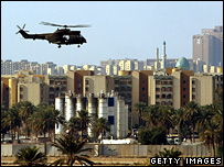 Bağdat'ta Yeşil Bölge üzerinde uçan bir helikopter