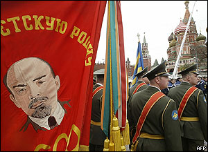 Vojáci pochodují k chrámu Vasila Blaženého