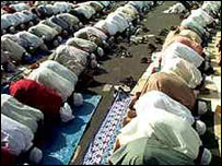 Muçulmanos fazem suas orações diárias