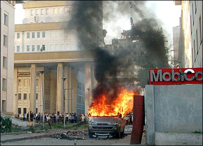 Một chiếc xe ôtô bị người biểu tình châm lửa đốt