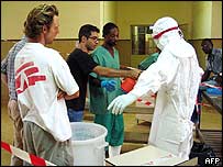 Especialistas da ONG Médicos sem Fronteiras treinam voluntários em Luanda