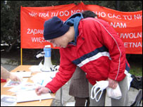 Người đi đường lấy chữ ký