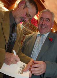 Arwyddo ei lyfr i Dafydd Wigley