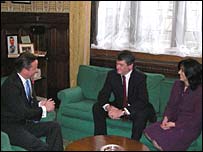 Kryeministri britanik David Cameron takon presidentin shqiptar Bamir Topi dhe zonjën Topi