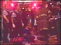 Equipes de resgate procuram as vítimas em meio aos destroços