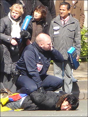 Một người biểu tình bị cảnh sát áp đảo