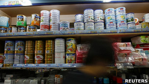 香港「奶粉荒」近年相當嚴重。原因無他，自三聚氰胺毒奶粉事件起。