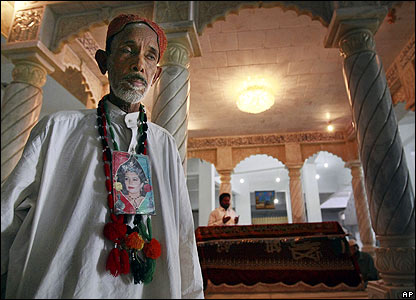 Një kujdestar qëndron pranë Garhi Khuda Bux, ose varresën familjare të Bhuttos, në tetor të vitit 2007 kur Benazir bëri pelegrinazhin në mausoleum.