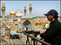 Soldado vigia templo xiita em Bagdá