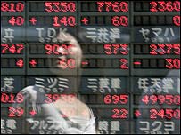 Tokyo'da hisse fiyatlarını gösteren ekran