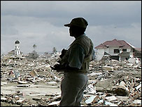 Aceh'de enkaz arasında bir görevli