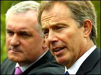 Os primeiro-ministros britânico,Tony Blair (dir.), e irlandês, Bertie Ahern