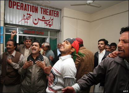 Përkrahës të zonjës Bhutto u mblodhën në një spital në Rawalpindi për të shprehur hidhërimin e tyre ku mjekët ishin përpjekur pa rezultat të shpëtonin ish-kryeministren. 