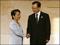 Bà Tổng thống Philippines Arroyo bắt tay Thủ tướng Trung Quốc Ôn Gia Bảo, năm ngoái