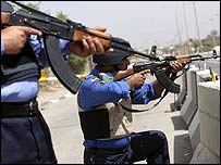 بدھ کے روز جنگجو پوزیشنز لیتے ہوئے 