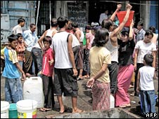 Nhiều người dân không có nước sạch và điện