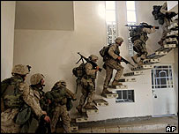 Felluce'de ev ev arama yapan ABD askerleri