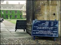 Bảng giá tiền du khách phải trả để vào xem trường Trinity