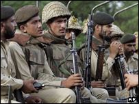 نیروهای پاکستانی در اطراف مسجد لال