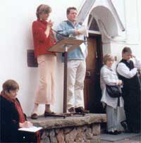 Elizabeth Murray yn siarad mewn digwyddiad i lansio'r Gymdeithas fis Hydref 2003