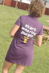 дівчина у фіолетовій сукні