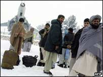 Kabil'de uçağa binmeyi bekleyen yolcular