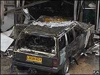 Chiếc xe hơi đâm vào sân bay Glasgow