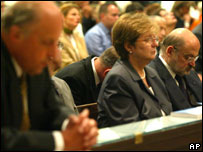 O embaixador do Brasil na ONU, Ronaldo Sardenberg, participa de serviço religioso em NY ao lado de outros diplomatas, como o embaixador dos EUA na ONU, John Negroponte