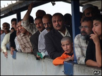 فلسطینیان در برابر پاسگاه اسرائیلی