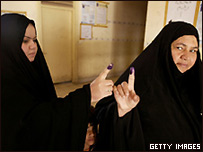 Iraquianas mostram dedo marcado com tinta após votarem