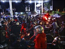 Nhiều người xếp hàng tại các trạm xăng để tranh thủ mua trước giờ tăng giá lúc nửa đêm.