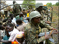 Uganda'da boşaltılan köylerden götürülen çocuklar