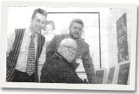 O'r chwith: Paul Edwards Rheolwr e-ddysgu, Coleg Menai; Tom Moore, Enillydd Categori Oedolion, Gwobr Rhwydwaith y Bobl yng Nghymru; Medwyn Williams, Cydlynydd Dysgu Gydol Oes, Cyngor Gwynedd