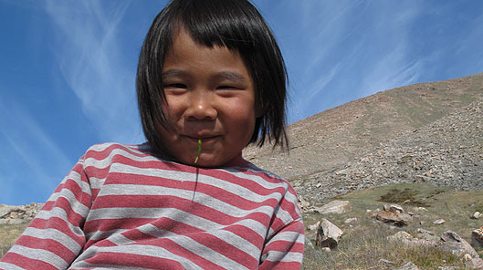 Hanna sy'n byw yn Sioropaluk ar yr Ynys Las © Bethan Evans