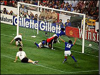 A Itália festeja o primeiro gol de Paolo Rossi na final