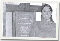 Nia Môn gyda'r gadair a enillodd