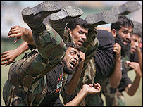 سربازان پاکستانی در حال تمرين