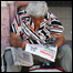 Cubano lendo jornal (foto: Raquel Pérez)
