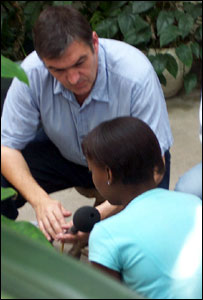 Jovem do Haiti dá entrevista ao repórter da BBC